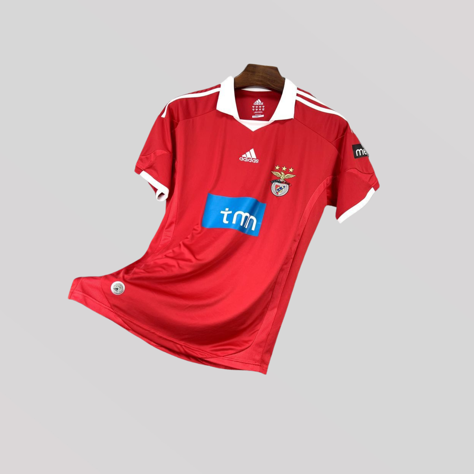 1_03a701a5-d6b6-4520-b2c6-884ab9b150e7 Benfica 2009/10 Men’s Home Retro Football Kit - Image 1