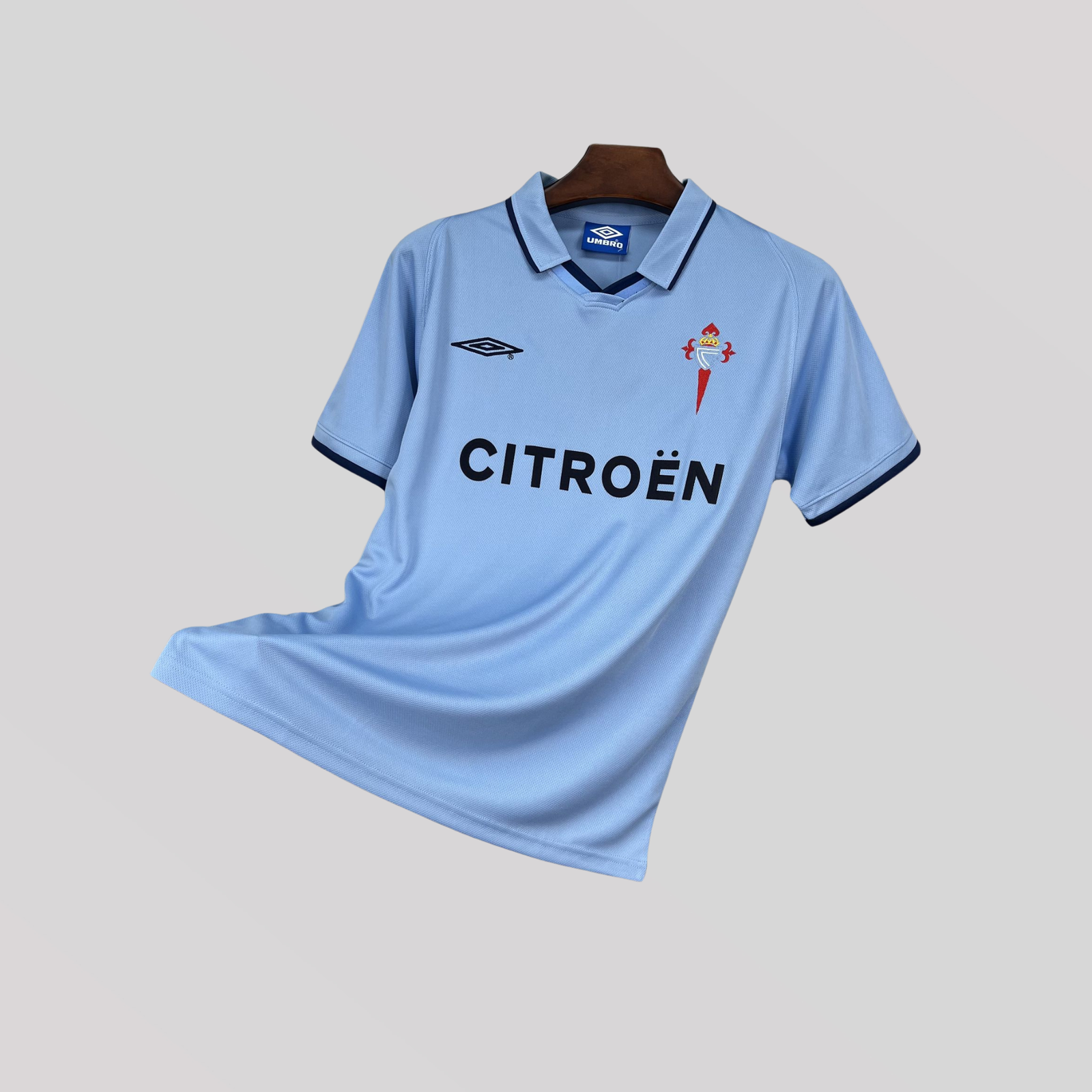 1_e5abf281-3c2f-4d9f-9c34-3d793121213c Celta de Vigo 2001/02 Home Retro Football Kit - Image 1