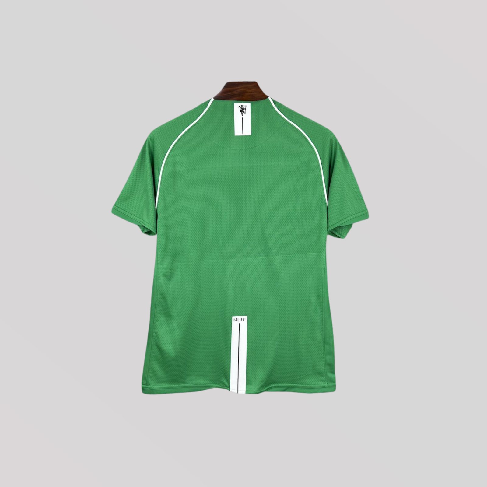 4_a27722c0-f6d0-4e4e-887c-66d590b6d12e Manchester 2007/08 Green Goalkeeper Retro Kit - Image 1