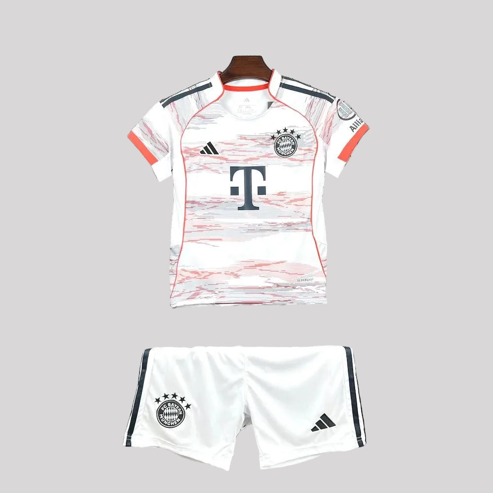 9b6e6c35562fd3cb007f8c90ee33d43e_1080x_39baf2b9-efc3-4dab-9d8a-86acf7b70d4e 2025/2026 Bayern Munchen Away Kids Size Kit - Image 1